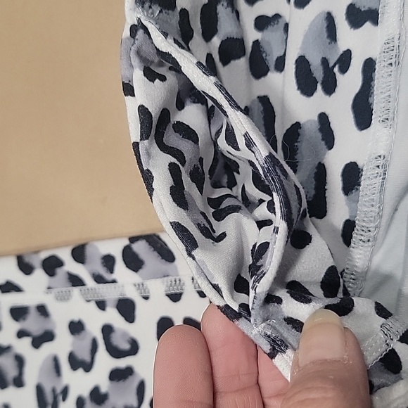 Betsey Johnson Cropped Yoga Pants, Snow Leopard Print, size XS. Gently Used Cond - Picture 4 of 8